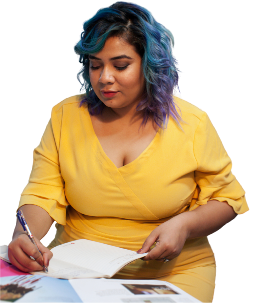 Mulher de vestido amarelo e cabelo azul está escrevendo em um caderno.