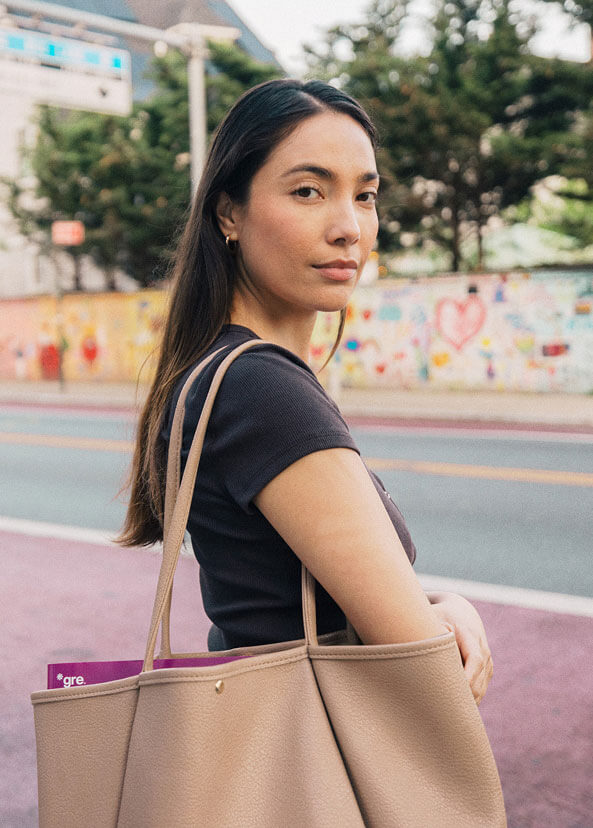 Mulheres com uma bolsa