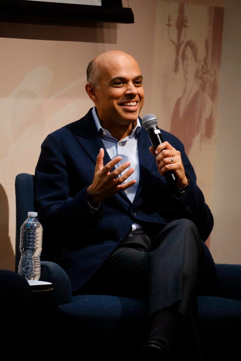 Amit Sevak sentado em uma cadeira durante um discurso de palestra.
