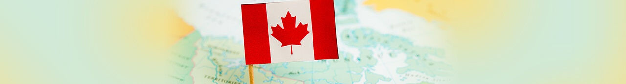 Bandeira canadense sobre um mapa