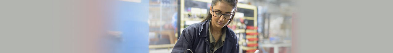 Estudante na oficina utilizando habilidades técnicas